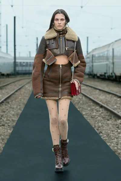Look 27